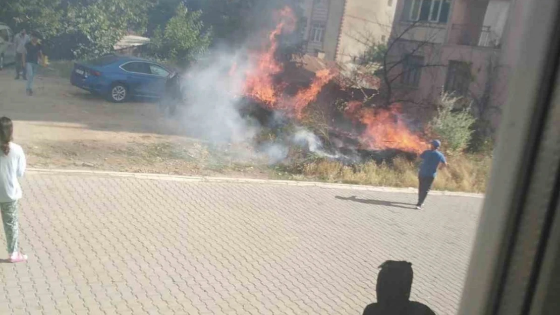 Karakoçan'da Korkutan Yangın, Alevler Evlere Sıçramadan Söndürüldü