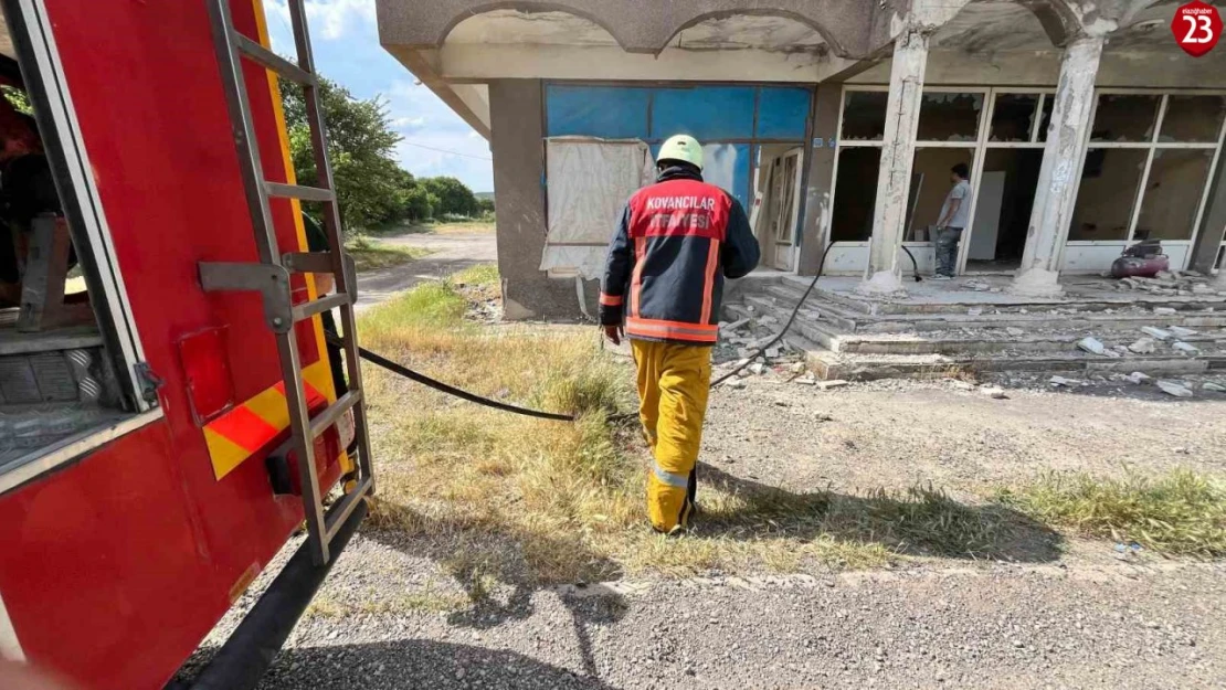 Elazığ Kovancılar'da Kapı İmalathanesinde Yangın Çıktı