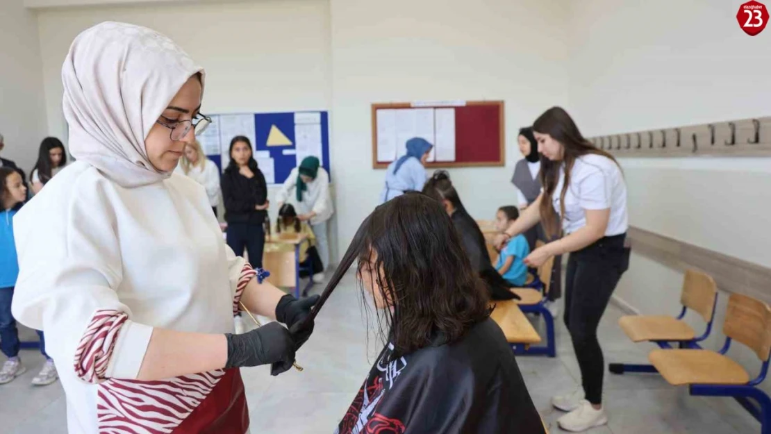 Elazığ'da Kuaförlük Bölümü Öğrencilerinden Örnek Davranış: Gelir Durumu Düşük Öğrencilere Ücretsiz Saç Bakımı