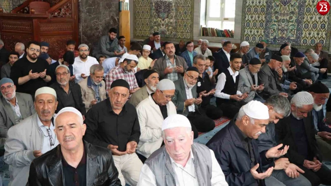 Elazığ'da Kur'an Ziyafeti Gönülleri Mest Etti: Dünya Birincileri Camide Buluştu