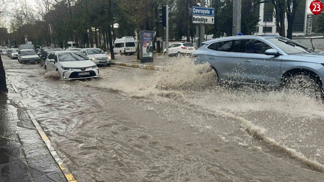 Elazığ'da kuvvetli yağışta yolda kalan aracı vatandaşlar iterek götürdü