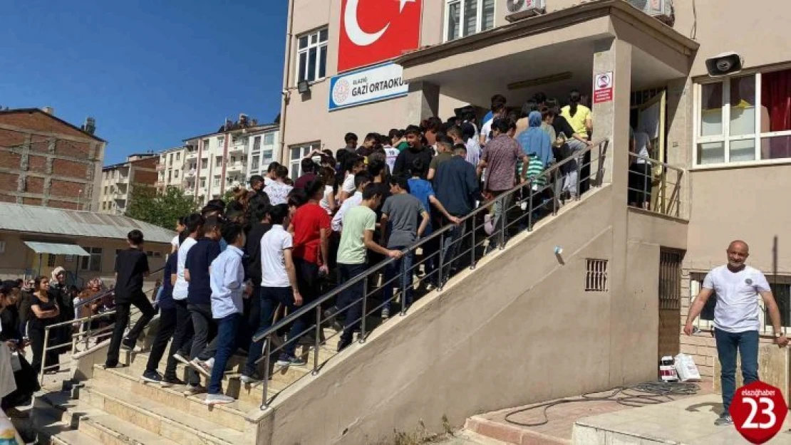 Elazığ'da LGS heyecanı başladı, öğrenciler içeride aileler dışarıda ter döktü