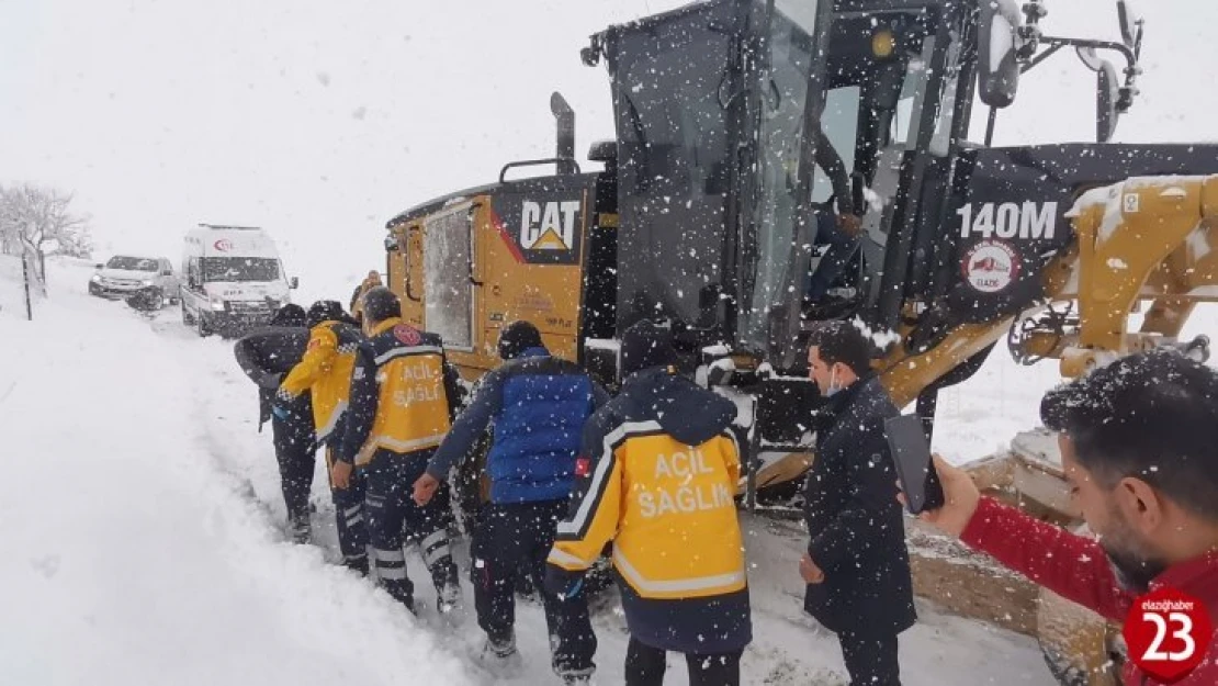 Baskil'de Mahsur Kalan Yaşlı Hastanın Yardımına Sağlık Ekipleri Yetişti