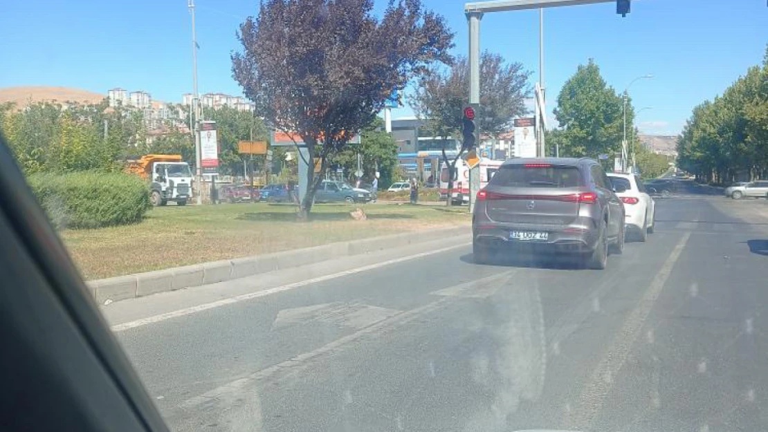 Elazığ'da Malatya Caddesinde Kaza: Yaralılar Var
