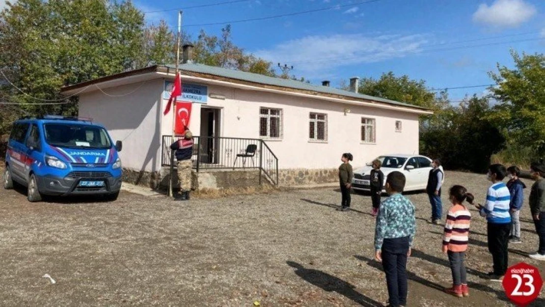 Elazığ'da Mehmetçiğin bayrak hassasiyeti