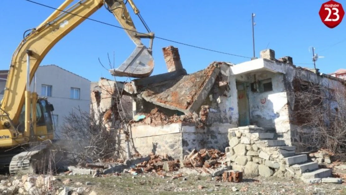 Elazığ'da metruk binaların yıkımı başladı