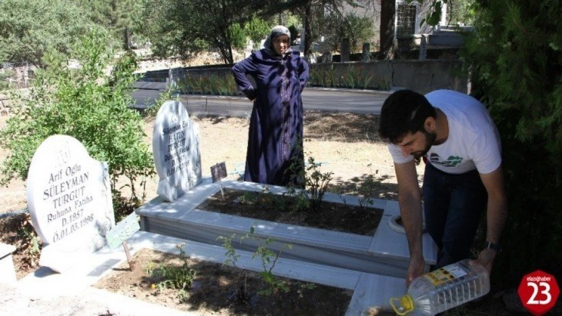 Elazığ'da mezarlıklarda ziyaretçi yoğunluğu