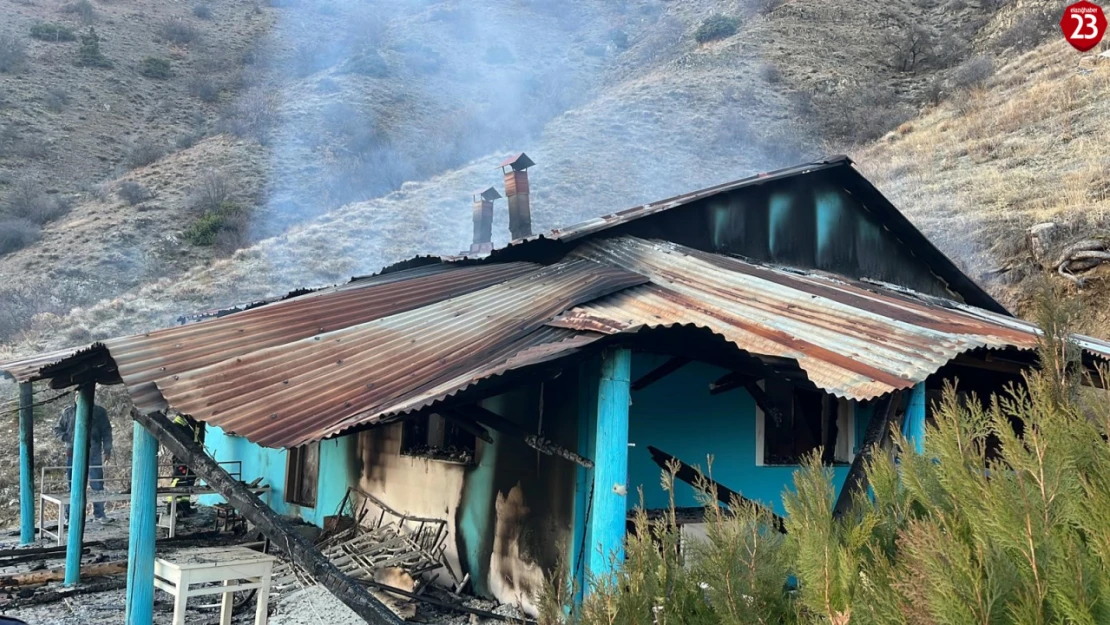 Elazığ'da Mezrada Çıkan Yangında Müstakil Ev Küle Döndü: 1 Kişi Tutuklandı