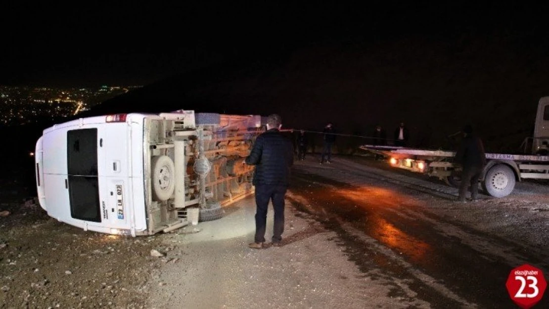 Elazığ'da minibüs devrildi: 3 yaralı