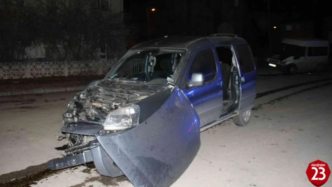 Elazığ'da minibüs ile hafif ticari araç çarpıştı: 7 yaralı