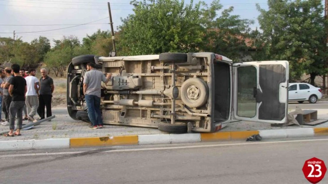 Elazığ'da minibüs ile otomobil çarpıştı: 8 yaralı