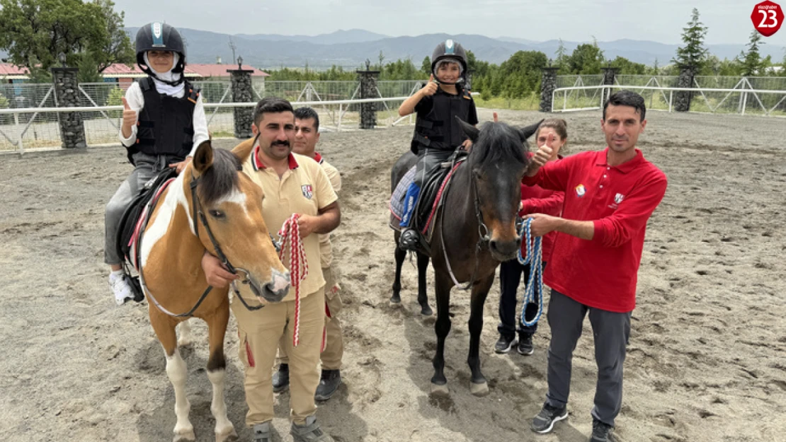 Elazığ'da misafir edilen Ahıska Türkü çocuklar için hipodromda etkinlik yapıldı