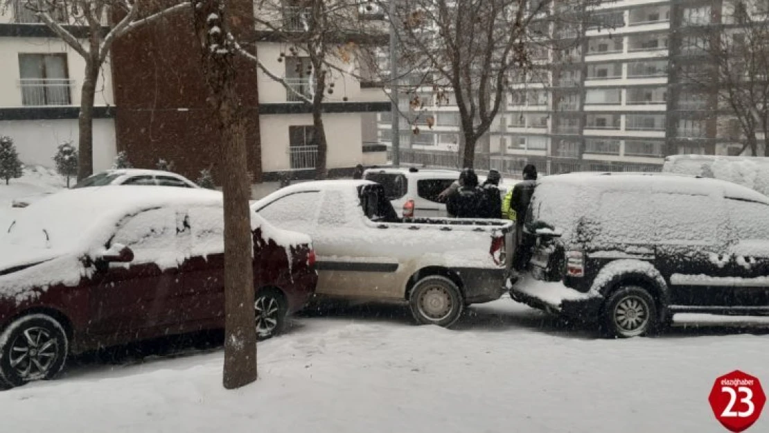 Elazığ'da öğrenci servisi yan yattı: 1 yaralı