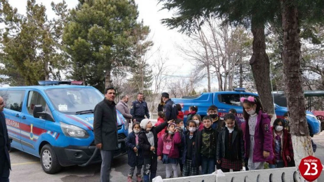 Elazığ'da öğrenciler, jandarma ekiplerine Türk bayrağı ve Kuran'ı Kerim hediye etti