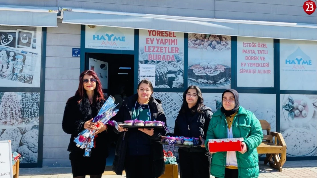 Elazığ'da Anlamlı 8 Mart Etkinliği: Öğrencilerden Kadınlara Karanfil Sürprizi