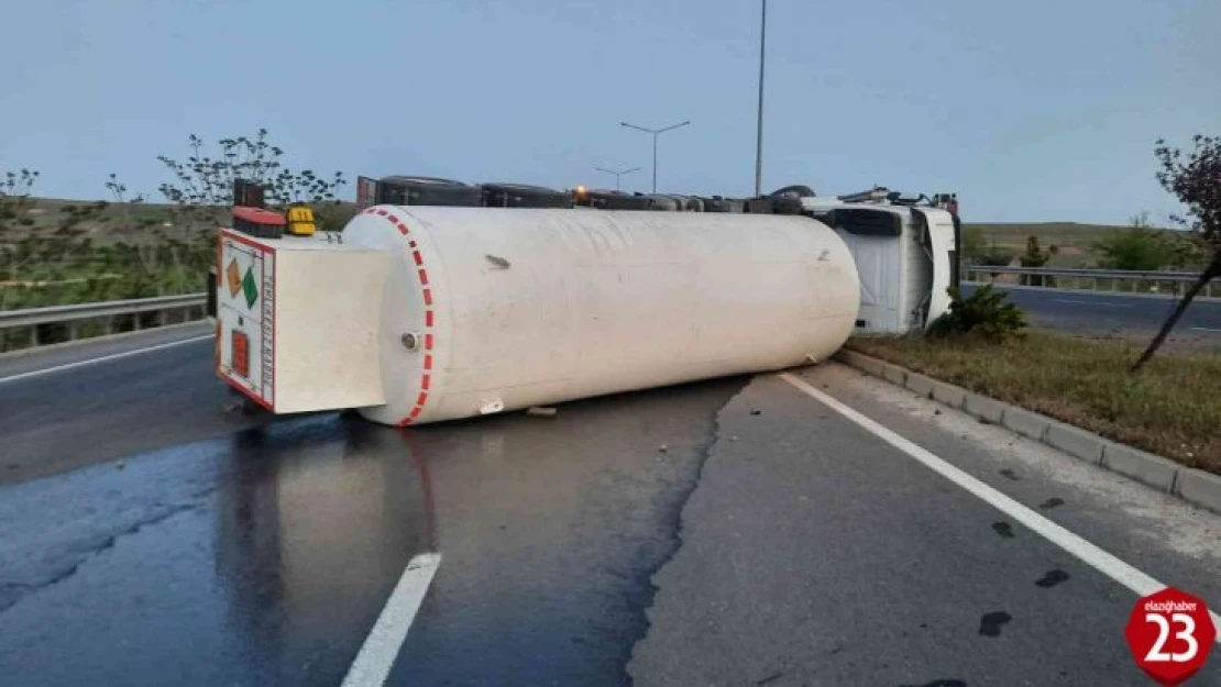 Elazığ'da oksijen yüklü tanker yan yattı: 1 yaralı