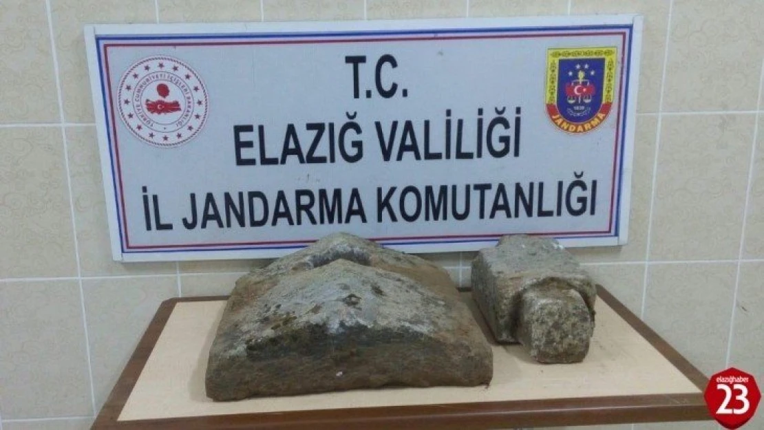 Elazığ'da Osmanlı dönemine ait sanduka kapağı ele geçirildi