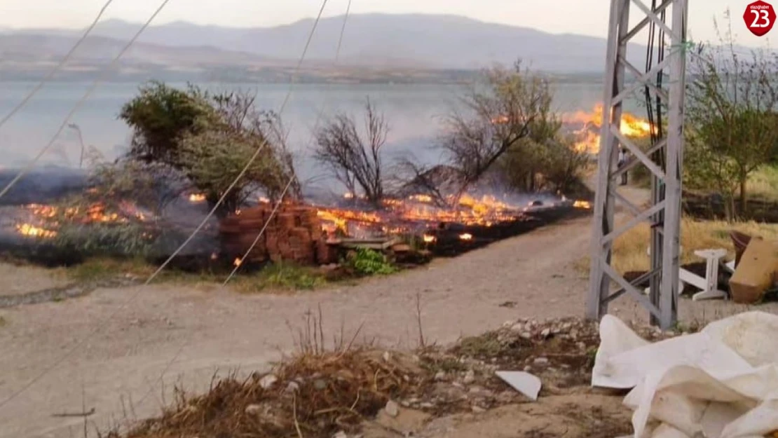 Elazığ'da otluk alanda yangın