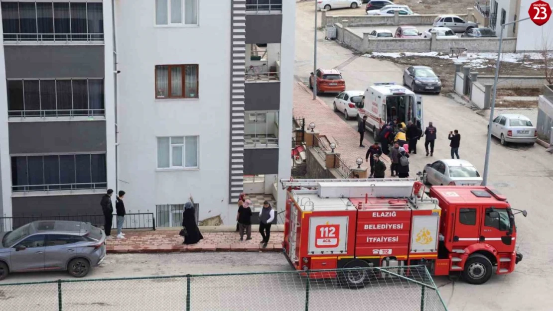 Elazığ'da Kontrolden Çıkan Otomobil Apartman Boşluğuna Düştü: 1 Yaralı