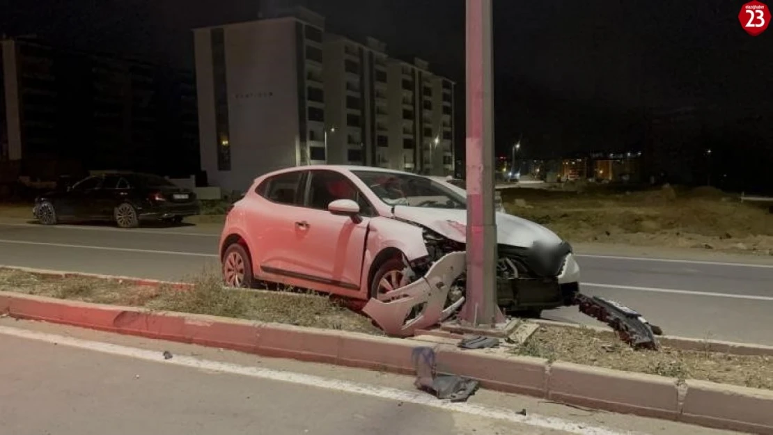 Elazığ'da otomobil aydınlatma direğine çarptı: 1 yaralı