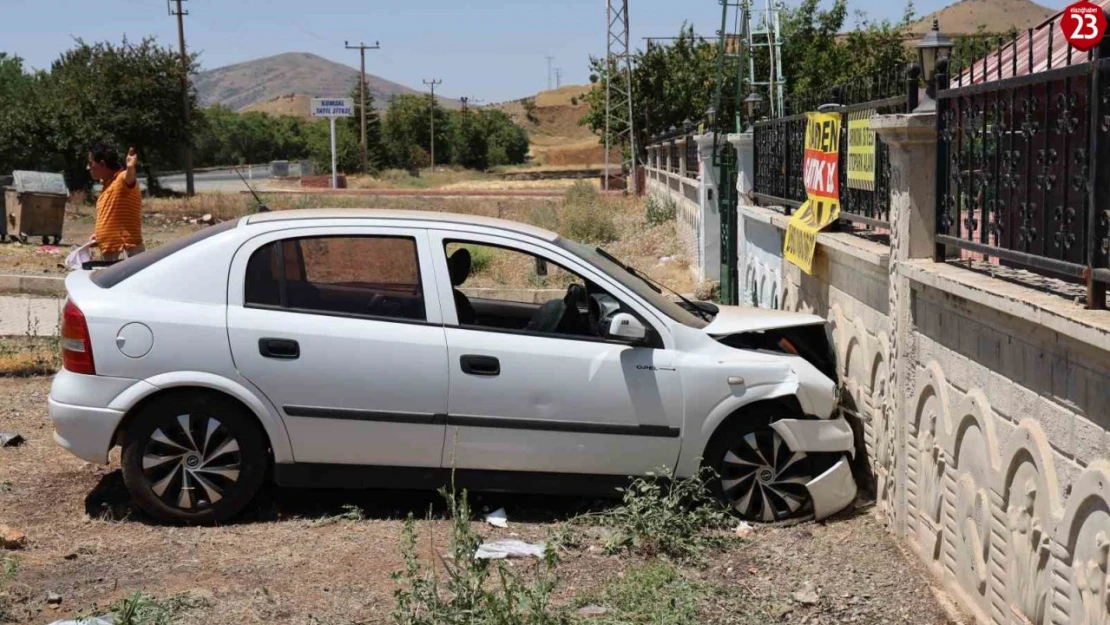 Otomobil bahçe duvarına çarptı, 5 yaralı