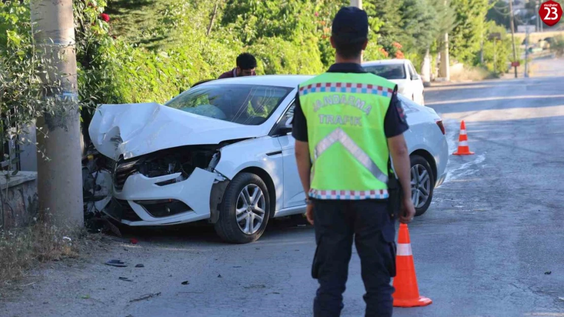 Kontrolden Çıkan Otomobil Beton Direğe Çarptı, 2 Kişi Yaralandı