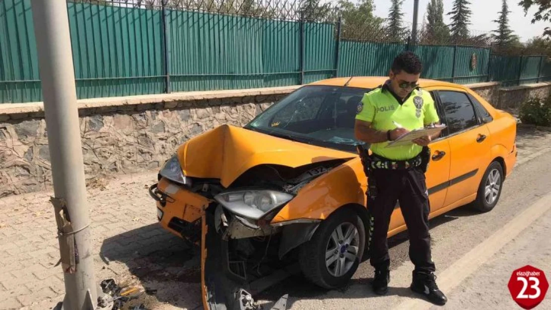 Elazığ'da otomobil direğe çarptı: 1 yaralı