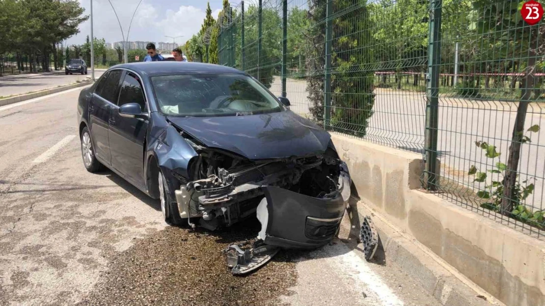 Virajı Alamayan Araç Duvara Çarptı: Elazığ'da Trafik Kazası