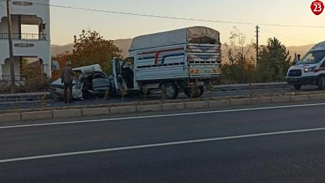 Elazığ'da otomobil ile kamyonet çarpıştı: 1 ölü, 1 yaralı