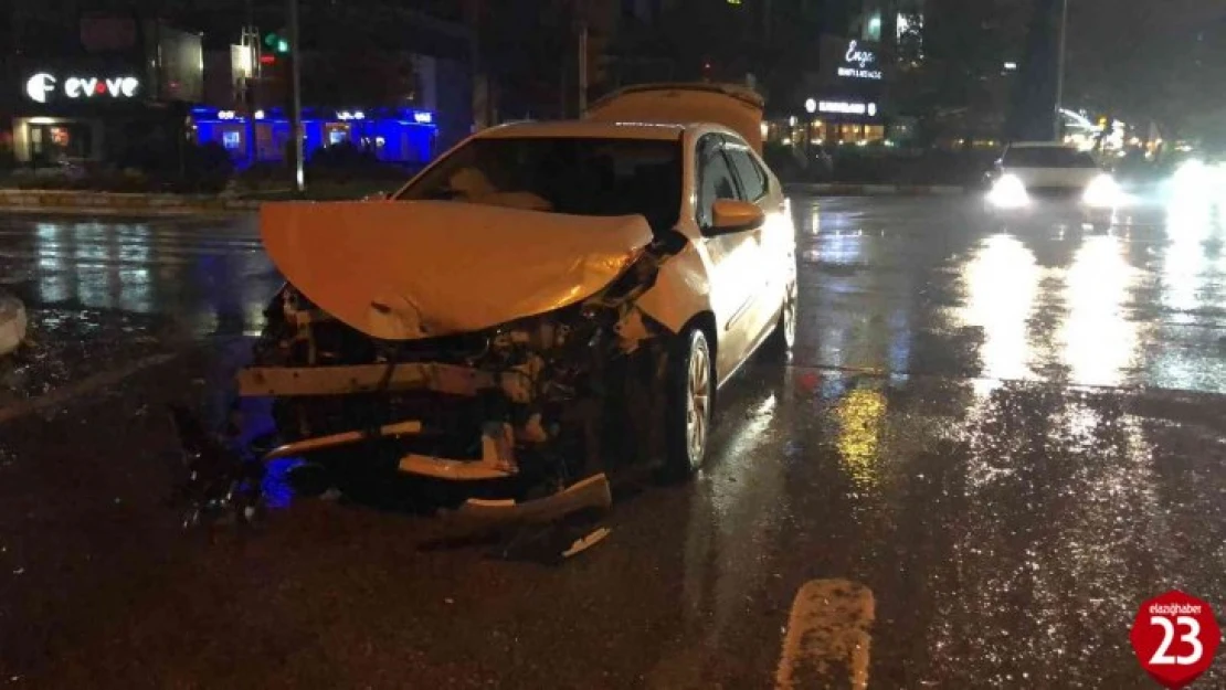 Elazığ'da Otomobil İle Minibüs Çarpıştı, 1 Yaralı