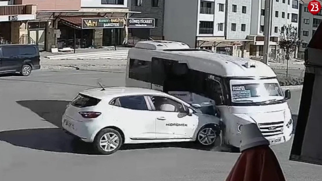 Elazığ'da otomobil ile minibüsün çarpışma anı kameralara yansıdı