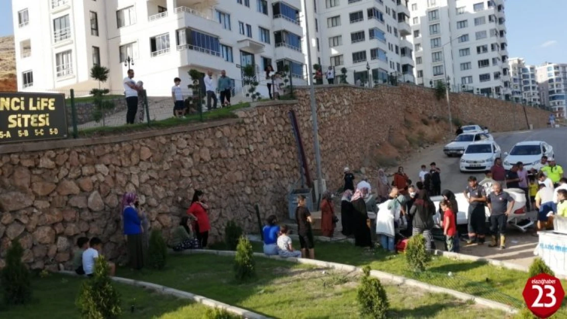 Abdullahpaşa Mahallesinde Otomobil İstinat Duvarından Uçtu,  2 Yaralı