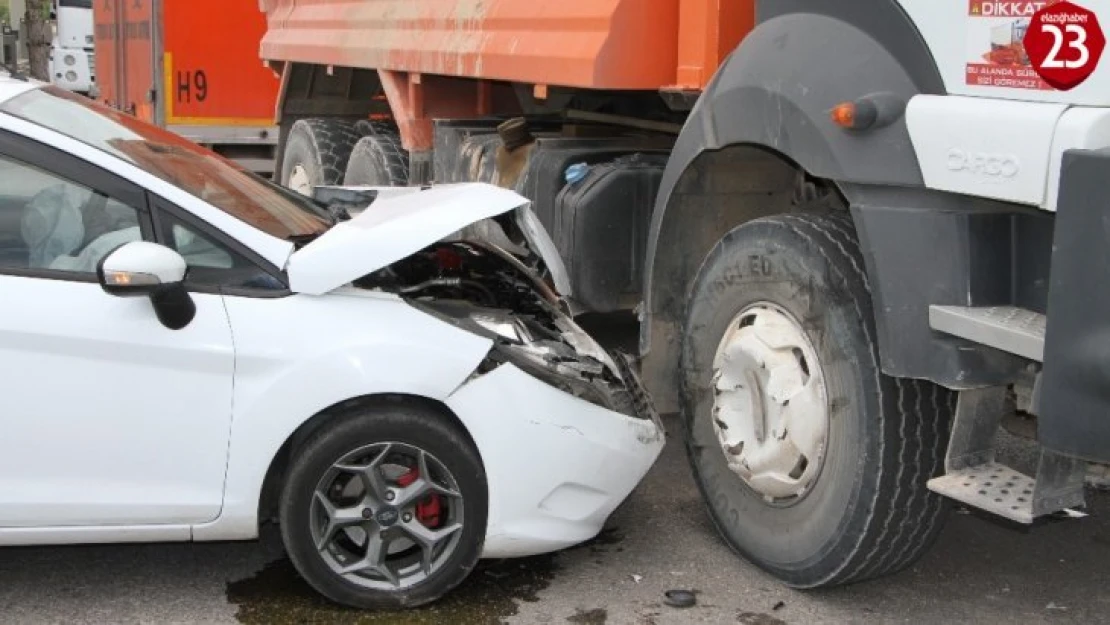 Elazığ'da otomobil kamyona çarptı: 3 yaralı