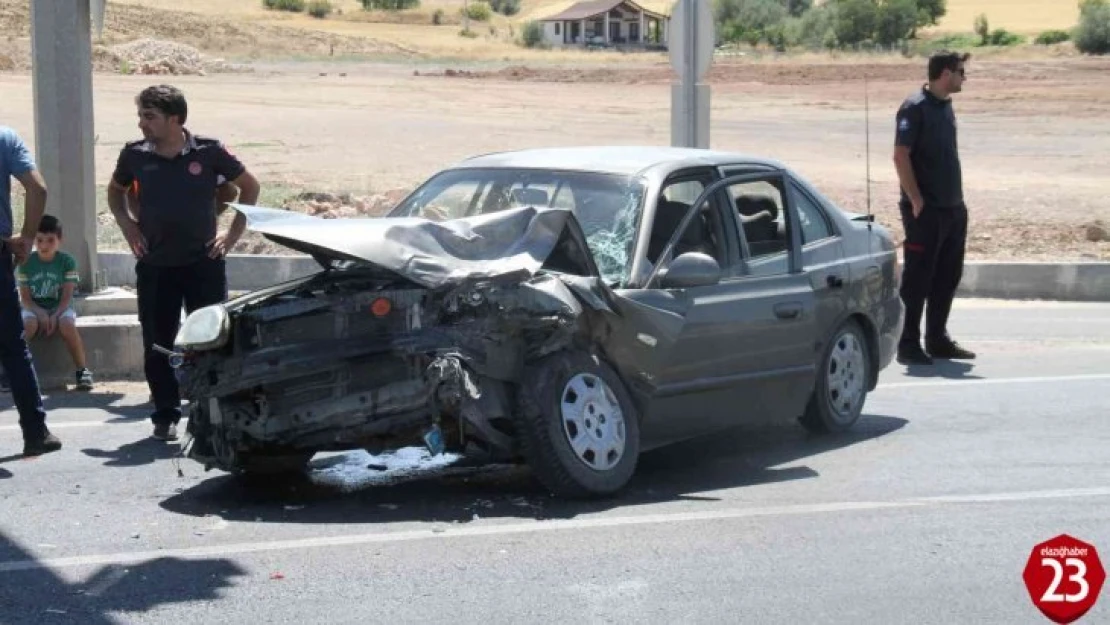 Elazığ'da otomobil kırmızı ışıkta duran araca çarptı: 5 yaralı