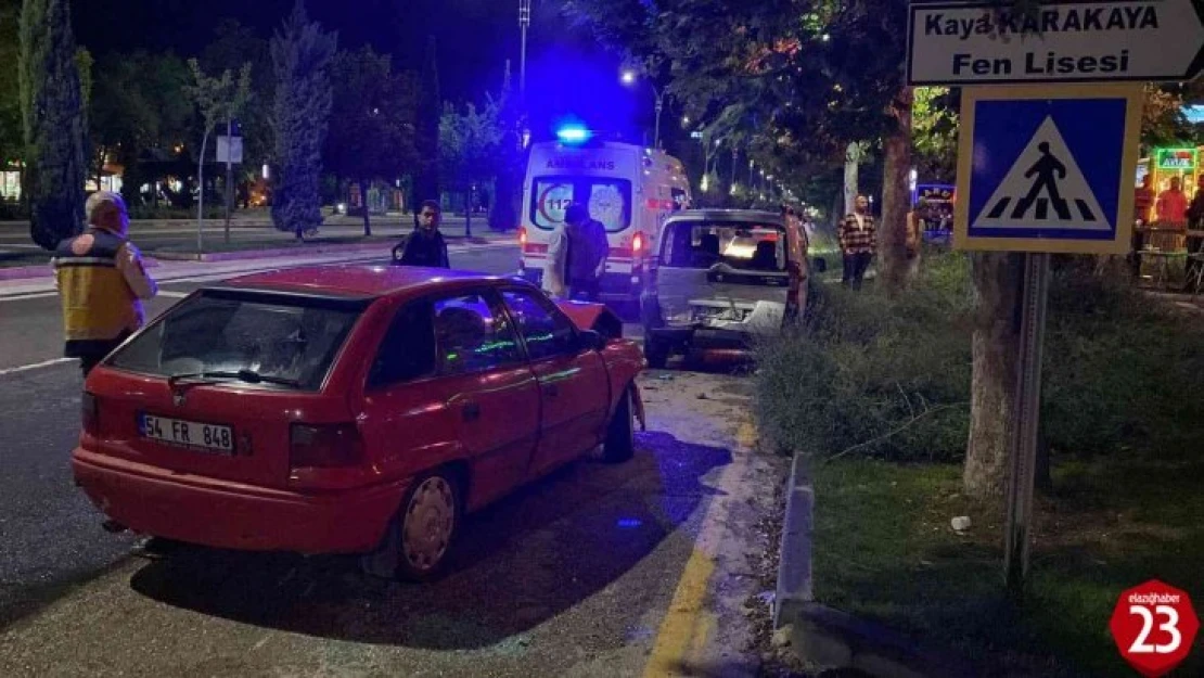 Elazığ'da otomobil park halindeki ticari araca çarptı: 1 yaralı