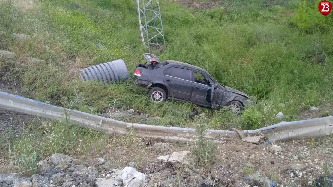 Elazığ'da otomobil şarampole uçtu: 2 yaralı