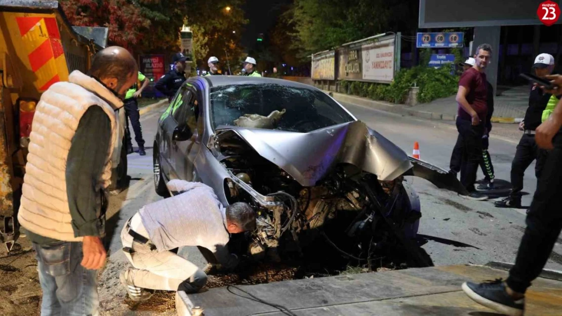 Elazığ'da otomobil sinyalizasyon direğine çarptı: 3 yaralı