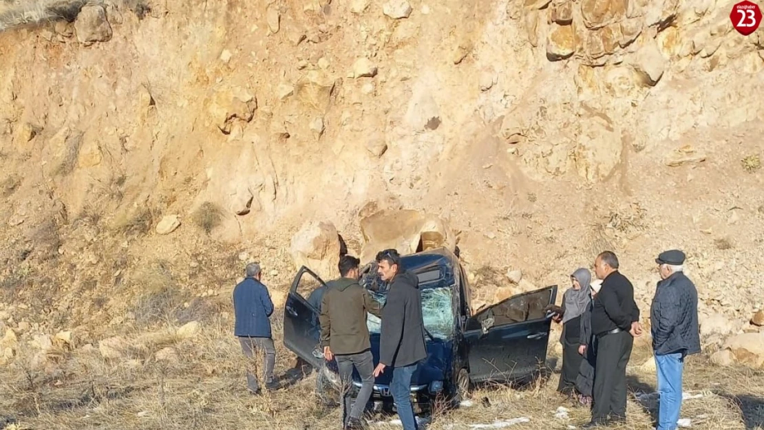 Elazığ-Bingöl Yolunda Dehşet: Otomobil Takla Attı, 1'i Ağır 2 Yaralı!