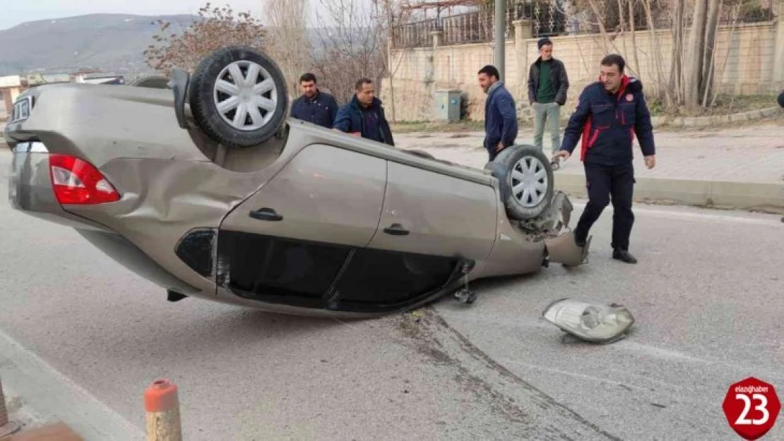 Kontrolden Çıkan Otomobil Kaldırıma Çarpıp Ters Döndü, 1 Kişi Yaralandı