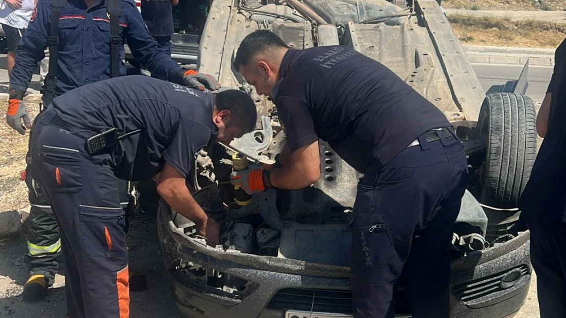 Elazığ'da Otomobil Ters Döndü: 2 Yaralı