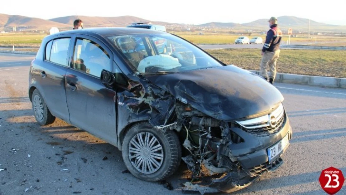 Elazığ'da otomobil traktöre çarptı: 4 yaralı