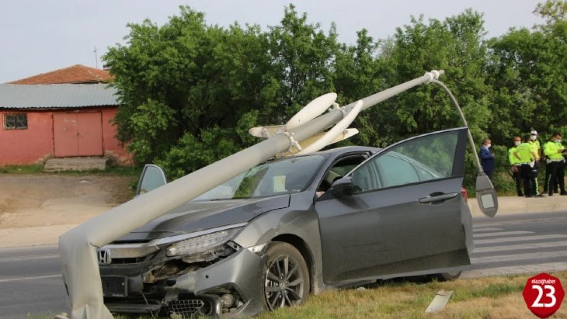 Elazığ'da otomobilin, çarptığı direk devrildi:1 yaralı