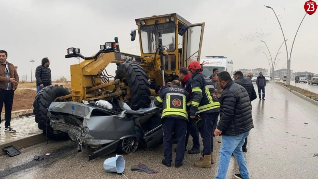 Elazığ'da otomobilin iş makinesinin altına girdiği anlar güvenlik kamerasına yansıdı