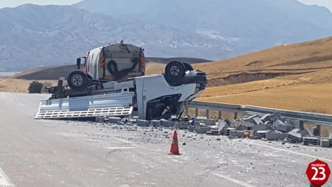 Elazığ Bingöl Yolunda Feci Kaza, Pikap İle Otomobil Çarpıştı 3 Yaralı