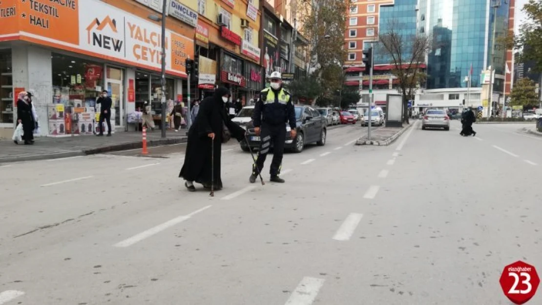 Elazığ'da Polisten Kalpleri Isıtan Hareket