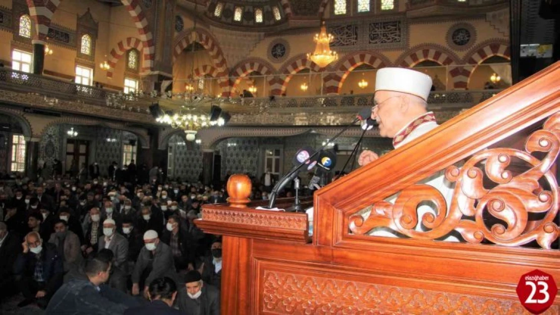 Elazığ'da Ramazan ayının ilk cuma namazında camiler doldu