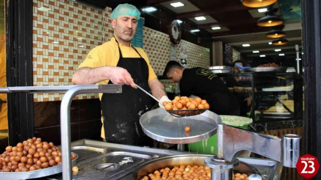 Elazığ'da Ramazan Ayının Vazgeçilmez Tatlısı Lokma, İftarda Sofraları Süslüyor