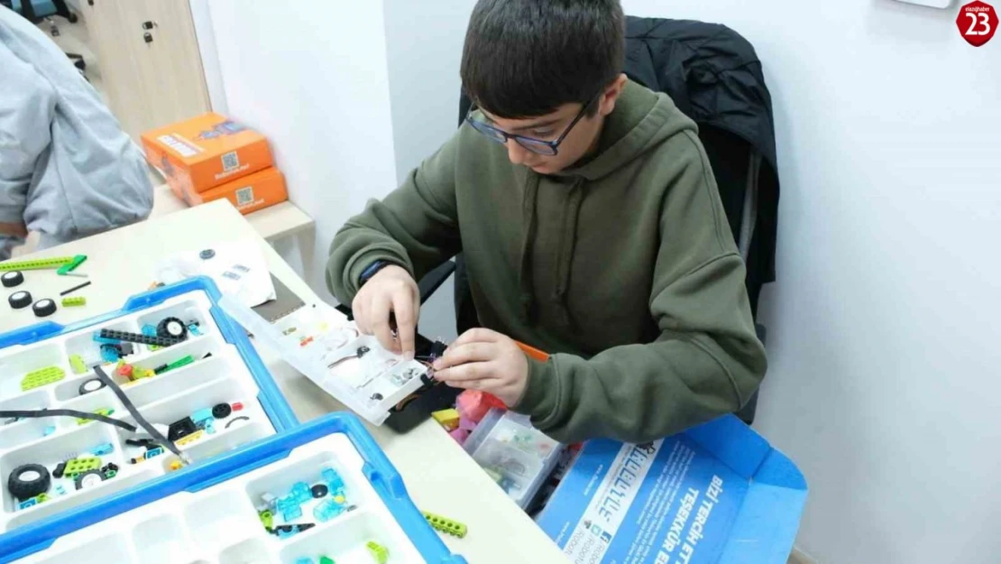 Elazığ'da Gençler Geleceğe Kod Yazıyor: Dijital Gençlik Merkezi'nde Robotik Kodlama Eğitimleri Başladı