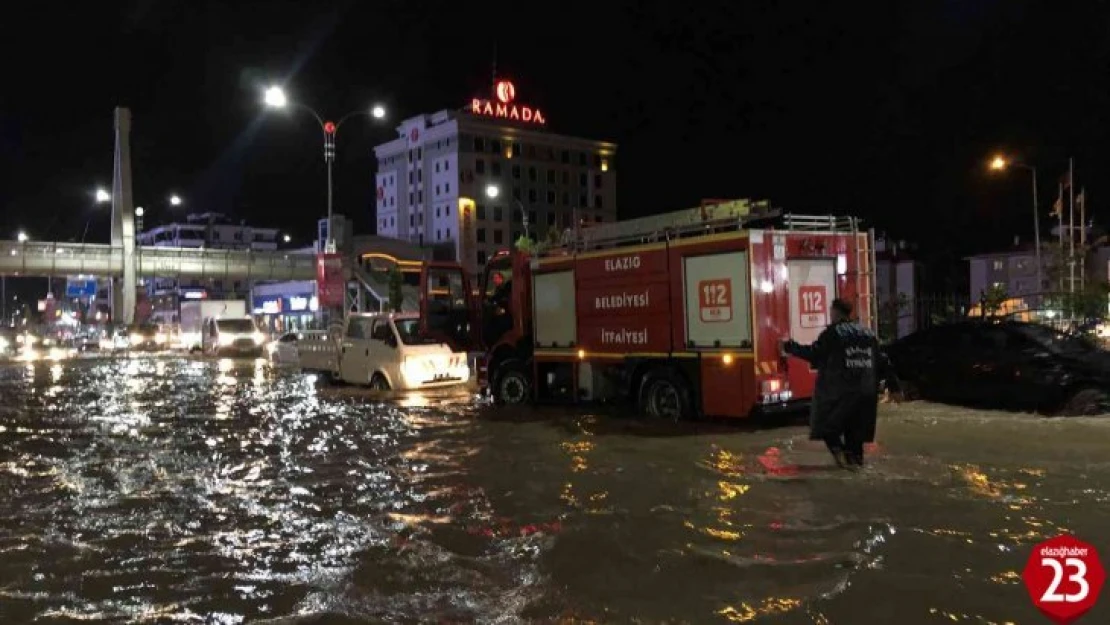 Elazığ'da Sağanak Biranda Bastırdı, Onlarca Araç Yolda Kaldı