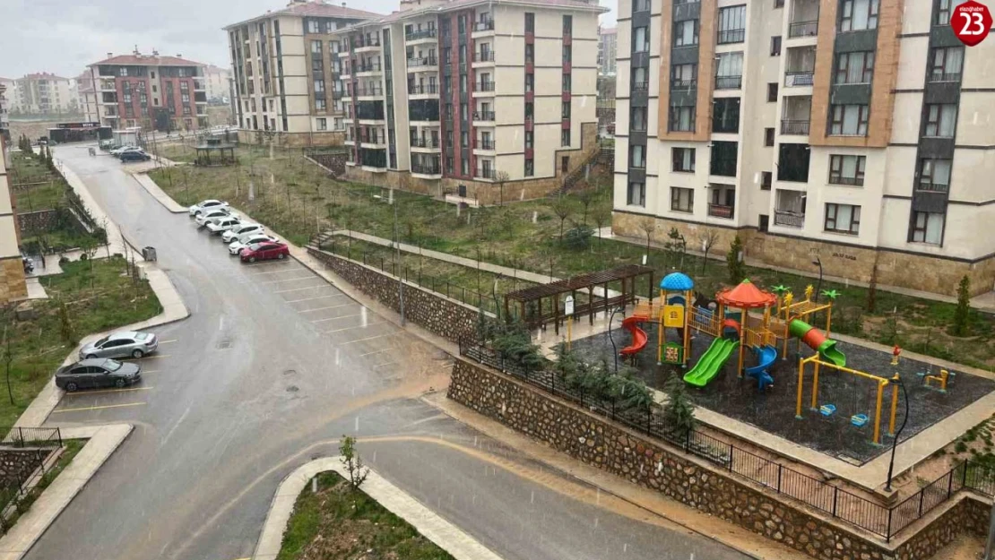 Elazığ'da Sağanak Yağış Hayatı Olumsuz Etkiledi! Meteoroloji'den Kuvvetli Yağış Uyarısı